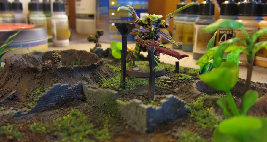 A tyranid warrior among the ruins